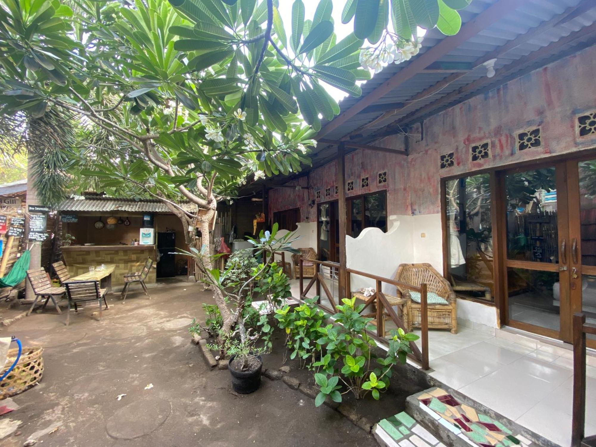 Bintang Guesthouse Gili Trawangan Exterior photo